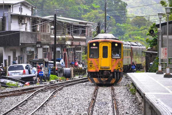 Trenul de la Shifen Old Street secțiune din districtul Pingxi a devenit una dintre cele mai renumite opriri turistice de-a lungul acestei linii pentru lansarea felinarului . — Fotografie, imagine de stoc
