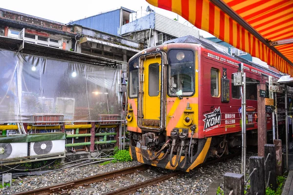 O trem na seção Shifen Old Street do distrito de Pingxi tornou-se uma das famosas paradas turísticas ao longo desta linha para o lançamento de lanterna . — Fotografia de Stock