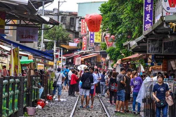 Der alte Straßenabschnitt des Bezirks Pingxi hat sich zu einer der berühmten Haltestellen für Touristen auf dieser Strecke entwickelt, um Laternen aufzustellen. — Stockfoto