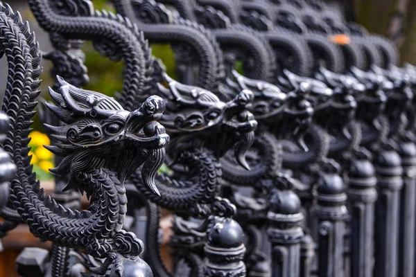 O dragão preto decorado em cerca e portão — Fotografia de Stock