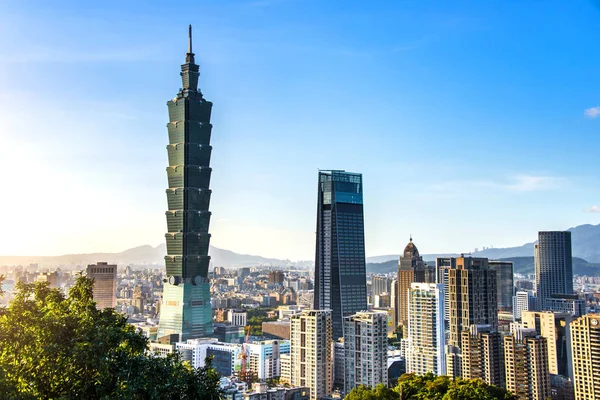 TAIPEI, TAIWAN - 09 ottobre 2017: conosciuto come Taipei World Financial Center è un grattacielo storico di Taipei, Taiwan. L'edificio è stato ufficialmente classificato come il più alto del mondo nel 2004 fino al 2010 . — Foto Stock