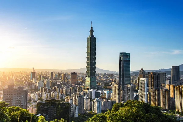 TAIPEI, TAIWAN - 09 ottobre 2017: conosciuto come Taipei World Financial Center è un grattacielo storico di Taipei, Taiwan. L'edificio è stato ufficialmente classificato come il più alto del mondo nel 2004 fino al 2010 . — Foto Stock