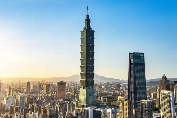 TAIPEI, TAIWAN - 09 ottobre 2017: conosciuto come Taipei World Financial Center è un grattacielo storico di Taipei, Taiwan. L'edificio è stato ufficialmente classificato come il più alto del mondo nel 2004 fino al 2010 . — Foto Stock