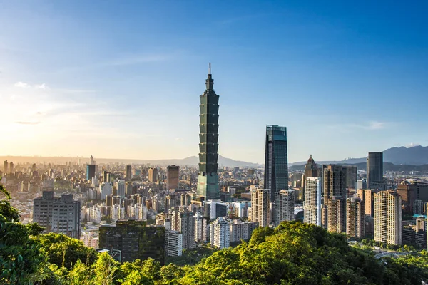 TAIPEI, TAIWAN - 09 ottobre 2017: conosciuto come Taipei World Financial Center è un grattacielo storico di Taipei, Taiwan. L'edificio è stato ufficialmente classificato come il più alto del mondo nel 2004 fino al 2010 . — Foto Stock