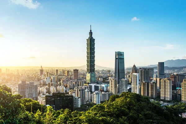 TAIPEI, TAIWAN - 09 ottobre 2017: conosciuto come Taipei World Financial Center è un grattacielo storico di Taipei, Taiwan. L'edificio è stato ufficialmente classificato come il più alto del mondo nel 2004 fino al 2010 . — Foto Stock