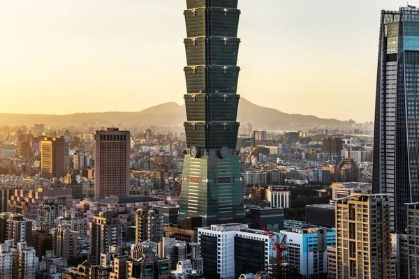 TAIPEI, TAIWAN - OCT 09, 2017: conhecido como o Taipei World Financial Center é um arranha-céu de referência em Taipei, Taiwan. O edifício foi oficialmente classificado como o mais alto do mundo em 2004 até 2010. . — Fotografia de Stock