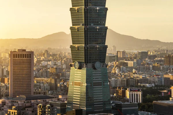 TAIPEI, TAIWAN - 09 OCT 2017: conocido como el Taipei World Financial Center es un rascacielos histórico en Taipei, Taiwán. El edificio fue clasificado oficialmente como el más alto del mundo en 2004 hasta 2010 . —  Fotos de Stock