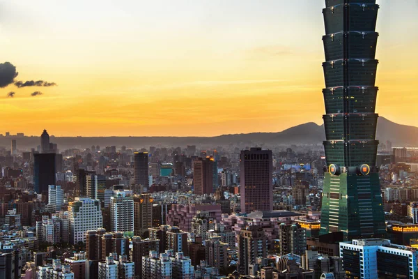 TAIPEI, TAIWAN - OCT 09, 2017: conhecido como o Taipei World Financial Center é um arranha-céu de referência em Taipei, Taiwan. O edifício foi oficialmente classificado como o mais alto do mundo em 2004 até 2010. . — Fotografia de Stock