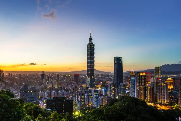 TAIPEI, TAIWAN - 09 ottobre 2017: conosciuto come Taipei World Financial Center è un grattacielo storico di Taipei, Taiwan. L'edificio è stato ufficialmente classificato come il più alto del mondo nel 2004 fino al 2010 . — Foto Stock