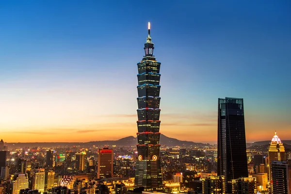 Taipei, Taiwan - 09 okt 2017: känd som Taipei World Financial Center är en landmark skyskrapa i Taipei, Taiwan. Byggnaden var officiellt klassas som världens högsta 2004 fram till 2010. — Stockfoto