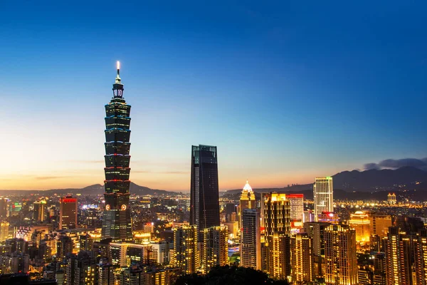 TAIPEI, TAIWAN - 09 ottobre 2017: conosciuto come Taipei World Financial Center è un grattacielo storico di Taipei, Taiwan. L'edificio è stato ufficialmente classificato come il più alto del mondo nel 2004 fino al 2010 . — Foto Stock