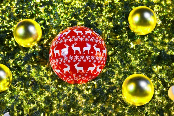 Árbol de Navidad y decoraciones y luces — Foto de Stock