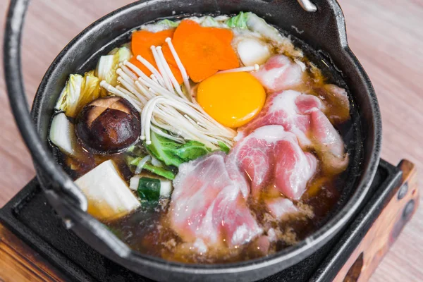 일본 레스토랑, 일본 요리에서에서 일본 냄비 세트 — 스톡 사진