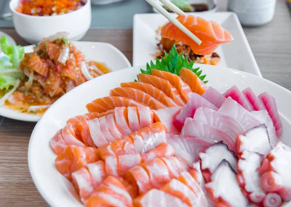 Лосось сашими набор в японском ресторане, японская еда — стоковое фото