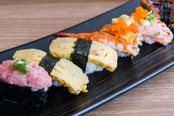 Набор суши в японском ресторане, японская еда — стоковое фото