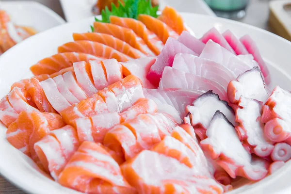 Sashimi de salmão definido no restaurante japonês, comida japonesa — Fotografia de Stock