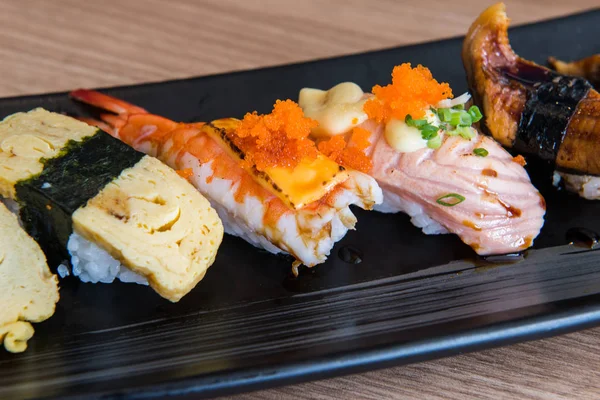 Набор суши в японском ресторане, японская еда — стоковое фото
