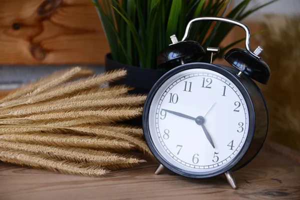 Relógio de alarme retro na mesa de madeira — Fotografia de Stock