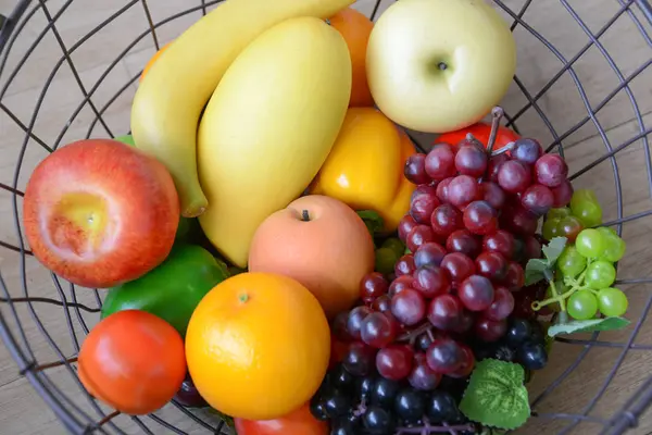 Basket and fresh fruits — Stock Photo, Image