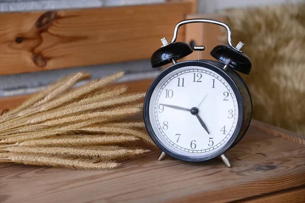Relógio de alarme retro na mesa de madeira — Fotografia de Stock