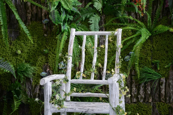 Krzesło ogrodowe drewniane w ogrodzie — Zdjęcie stockowe