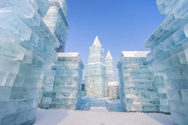 Le Harbin International Ice and Snow Sculpture Festival est un festival annuel d'hiver à Harbin, en Chine. C'est le plus grand festival mondial de glace et de neige . — Photo