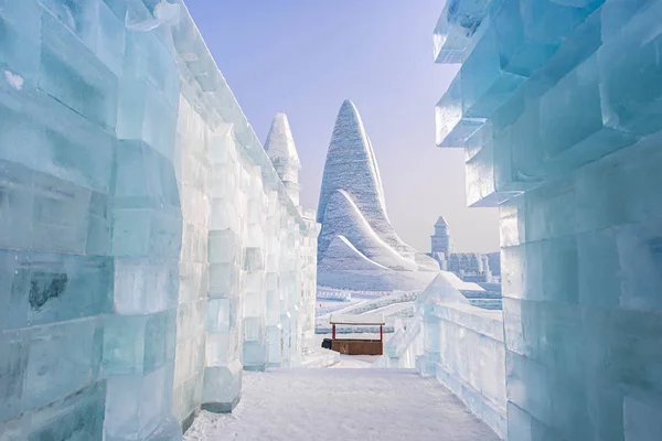 Le Harbin International Ice and Snow Sculpture Festival est un festival annuel d'hiver à Harbin, en Chine. C'est le plus grand festival mondial de glace et de neige . — Photo