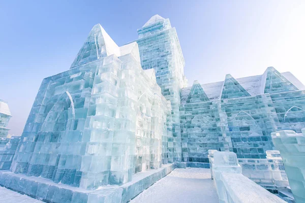 Le Harbin International Ice and Snow Sculpture Festival est un festival annuel d'hiver à Harbin, en Chine. C'est le plus grand festival mondial de glace et de neige . — Photo