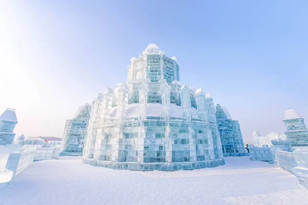 Harbin mezinárodní Festival ledu a sněhu sochařství je každoroční zimní festival v Harbin, Čína. Je to svět největší rozpouštění ledu a sněhu festival. — Stock fotografie