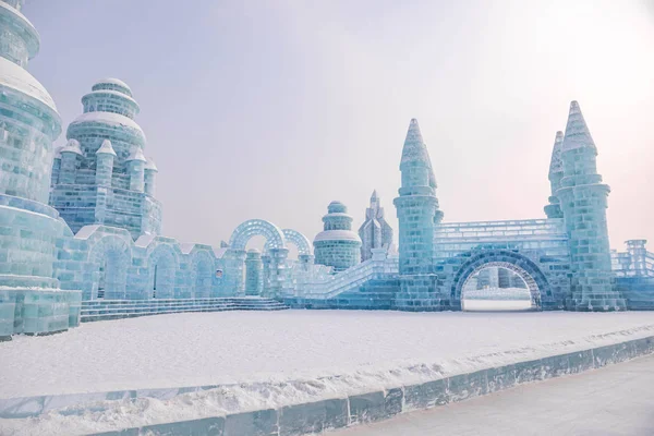 Harbin mezinárodní Festival ledu a sněhu sochařství je každoroční zimní festival v Harbin, Čína. Je to svět největší rozpouštění ledu a sněhu festival. — Stock fotografie