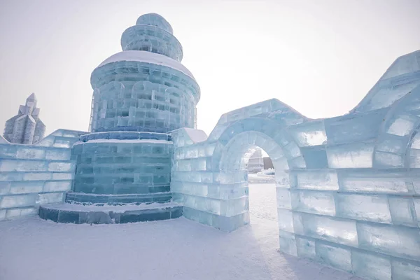 O Festival Internacional de Escultura de Gelo e Neve de Harbin é um festival anual de inverno em Harbin, China. É o maior festival de gelo e neve do mundo . — Fotografia de Stock