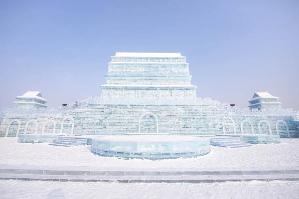 Le Harbin International Ice and Snow Sculpture Festival est un festival annuel d'hiver à Harbin, en Chine. C'est le plus grand festival mondial de glace et de neige . — Photo