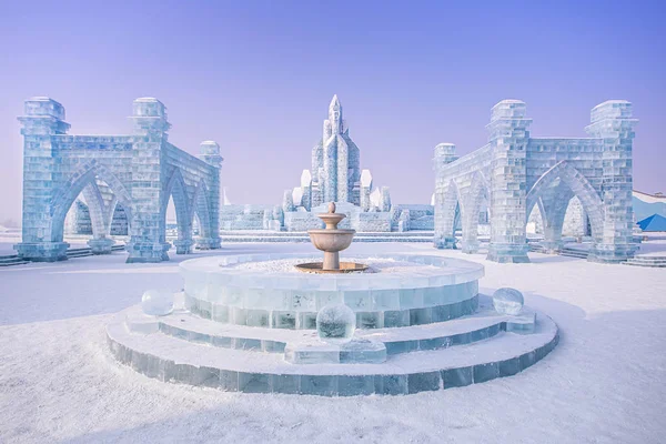 Harbin International is och Snow Sculpture Festival är en årlig vinterfestival i Harbin, Kina. Det är världen största is och snö festival. — Stockfoto