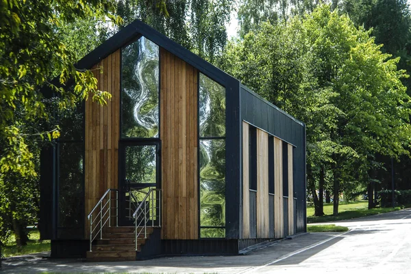 Moskova parkında modern bir pavyon.