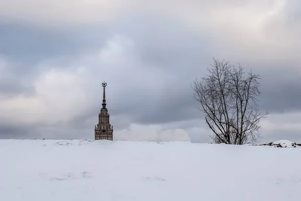 Moskova / Rusya - 01.23.2020: Moskova Üniversitesi 'nin ana binası. Ria Novosti 'ye göre, Moskova Devlet Üniversitesi 84. sırada ve toplam endeksi 63,2..