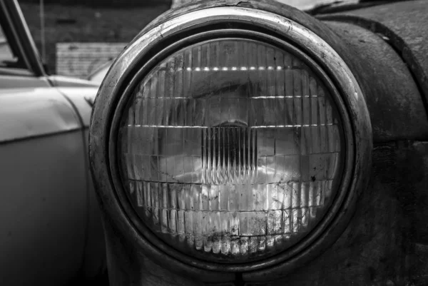 Eski bir arabanın tek renkli farı.