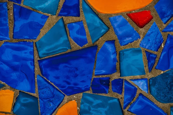 Mavi, sarı ve kırmızı elementlerin mozaiği.