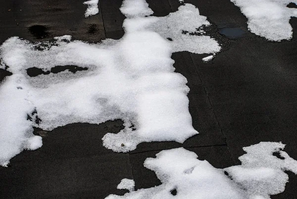 暗い背景に雪を溶かす ロイヤリティフリーのストック写真