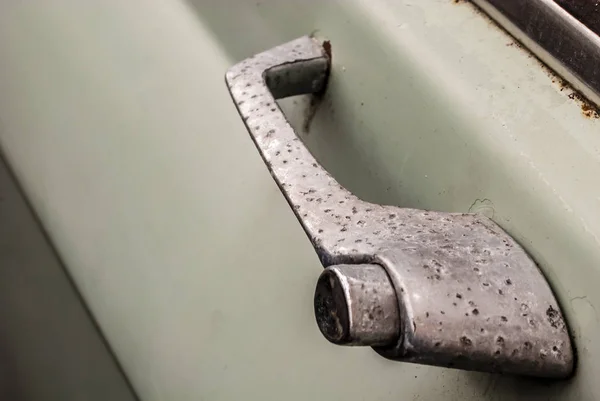 Eski araba klasik krom kapı kolu..