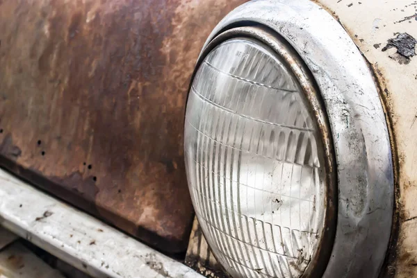 古い車の閉鎖のヘッドライト — ストック写真