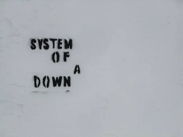 Beyaz bir duvara siyah ile yazılmış yakın çekim mesajı