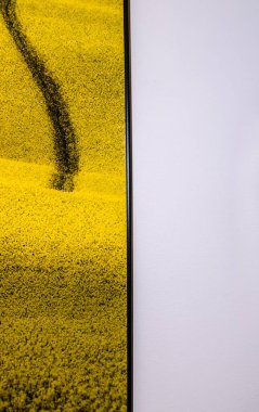 Sarı ve beyaz, dikey sanat nesnesi.