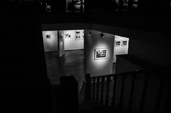Boş sergi salonu, monokrom.