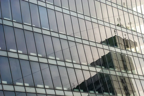 Modern bir binanın cam cephesi ve yansıması..