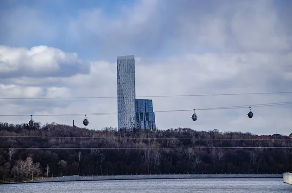 Kablo, nehir ve gezinti güvertesi.
