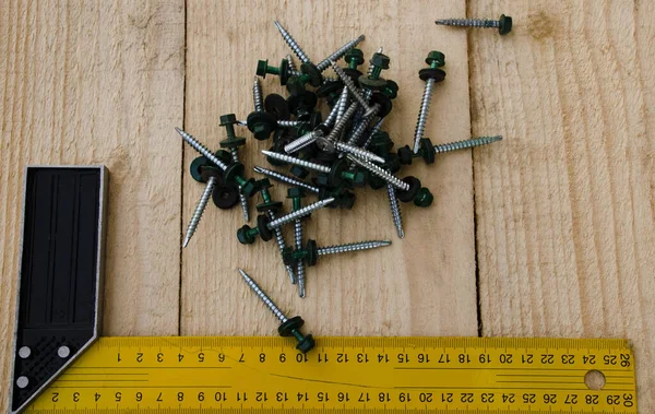 Eski marangoz meydanı ve arka planda çatı vidaları.