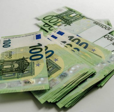 Beyaz arka planda 100 Euro 'luk banknotlar.