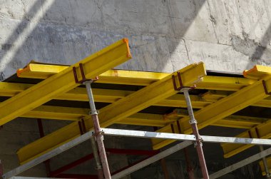 Sarı inşaat ekipmanları ve beton bina. 1