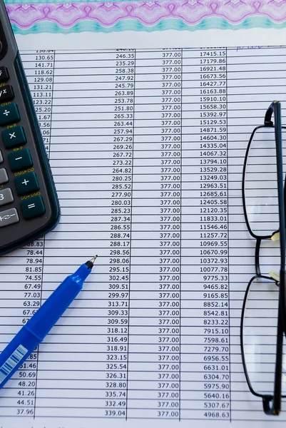 Tahvil tırnak içinde hesap makinesi, gözlük ve mavi kalem..