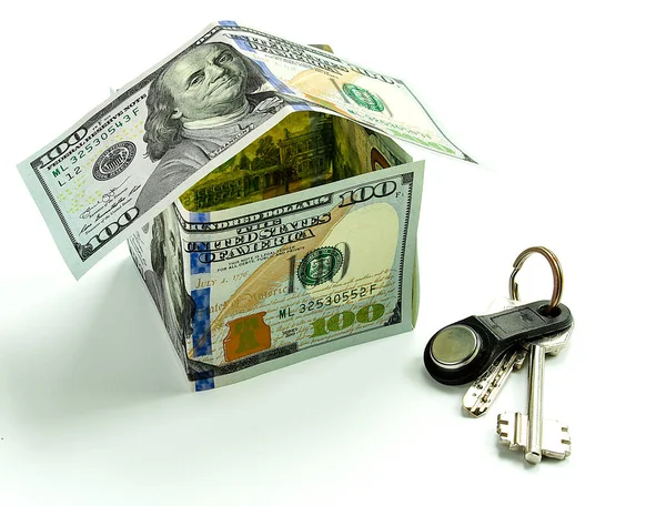 100 dolarlık banknotlar, ev ve ev anahtarı şeklinde katlanmış..